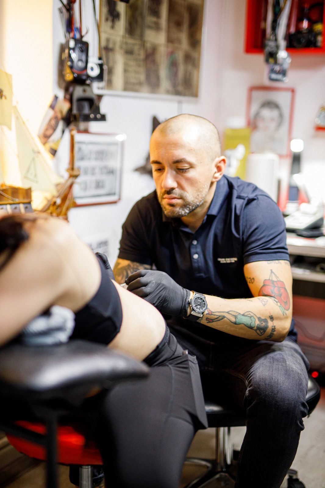 Cristi Nitu lucrând la un tatuaj în studioul RED TATTOO