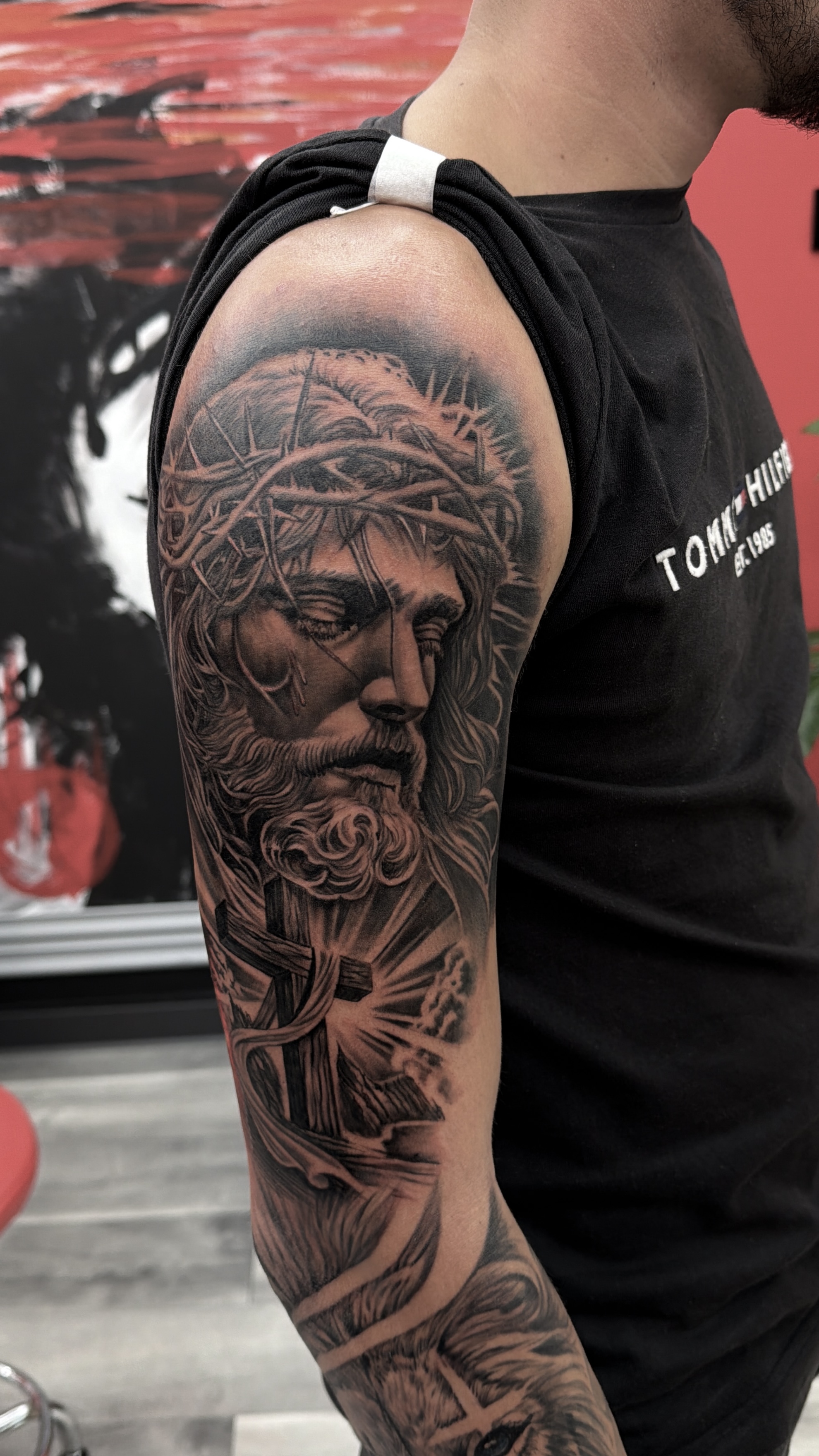 Detaliu al unui tatuaj black & grey pe braț