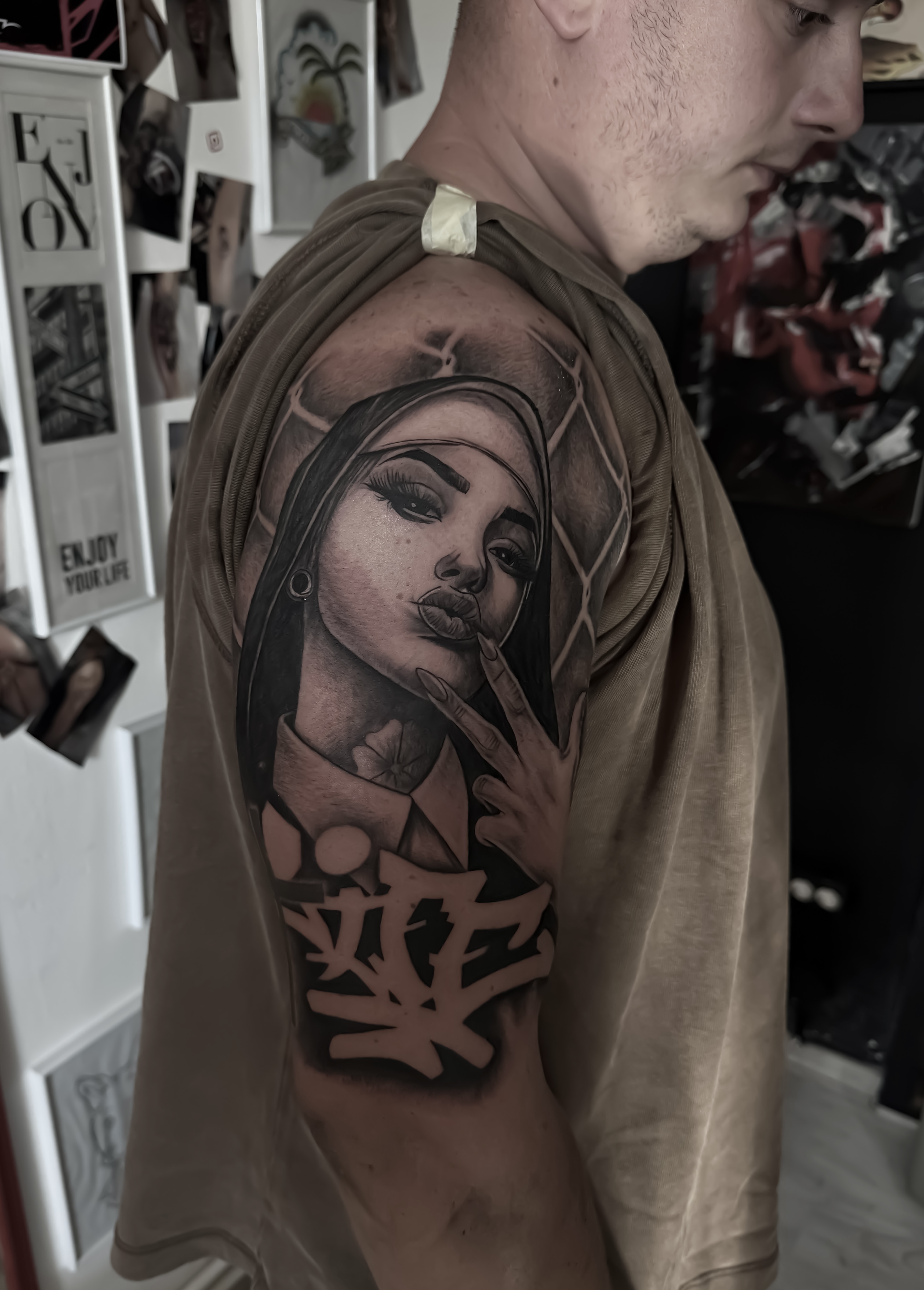 Tatuaj personalizat pe braț cu portret feminin și simboluri
