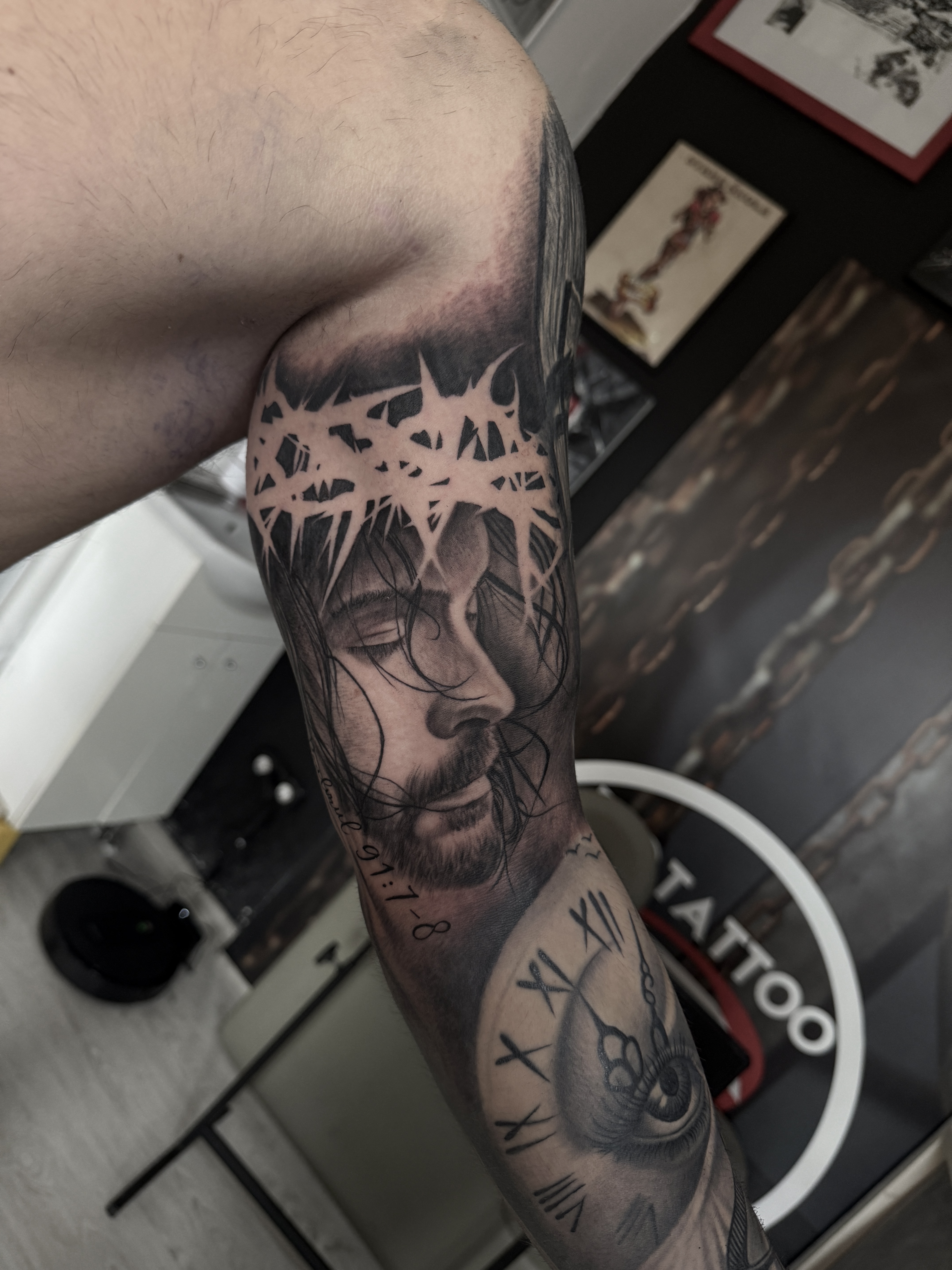 Tatuaj personalizat cu portret și coroană de spini
