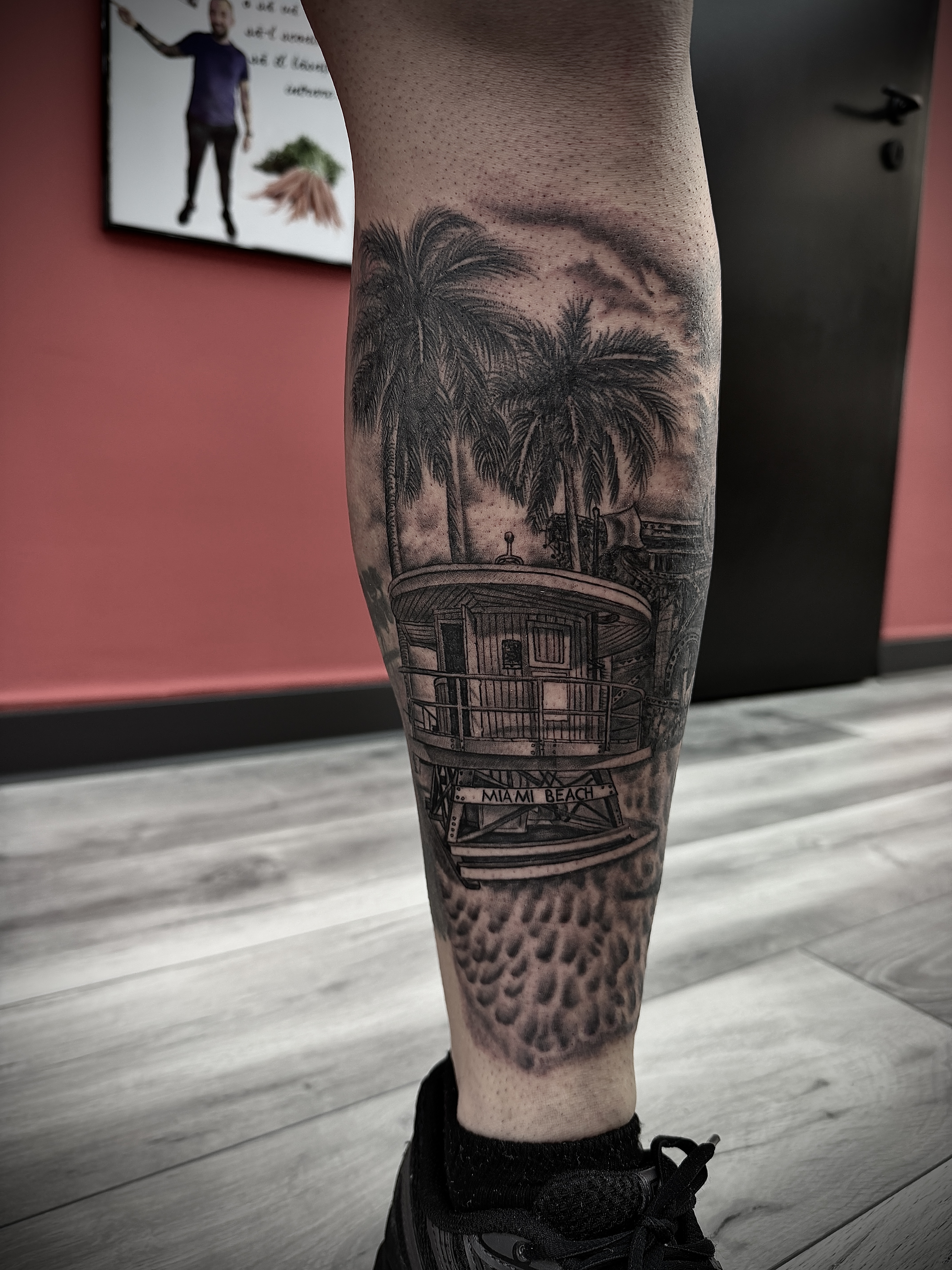 Tatuaj personalizat pe gambă inspirat de Miami Beach