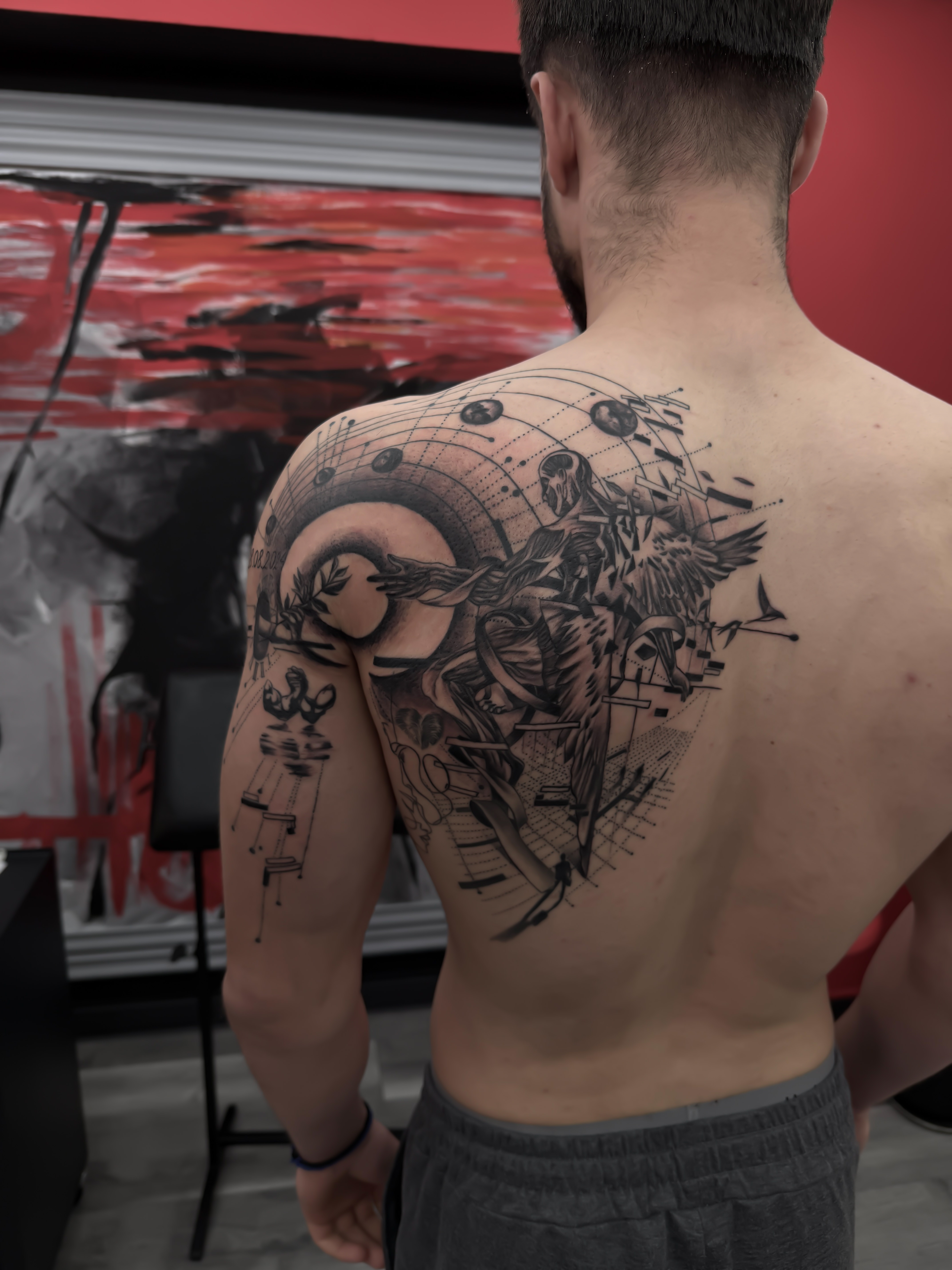 Compoziție geometrică pe spate cu personaje și linii fine